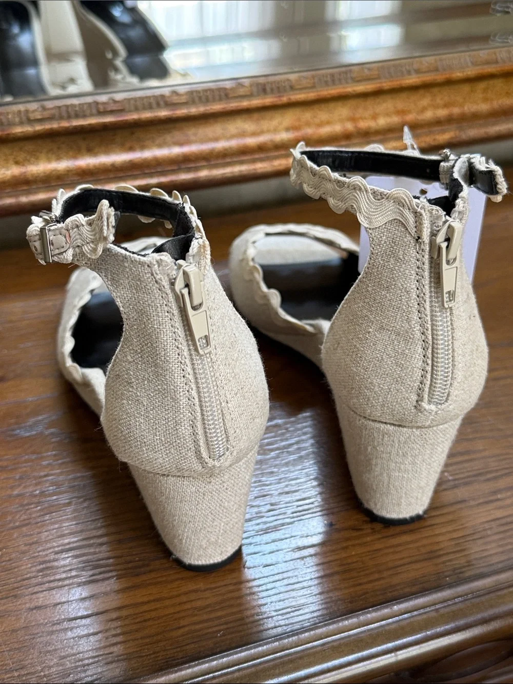 Liz Claiborne Babbler Cream Scalloped Ankle-Strap Wedge Sandals. Sz 9.5.
